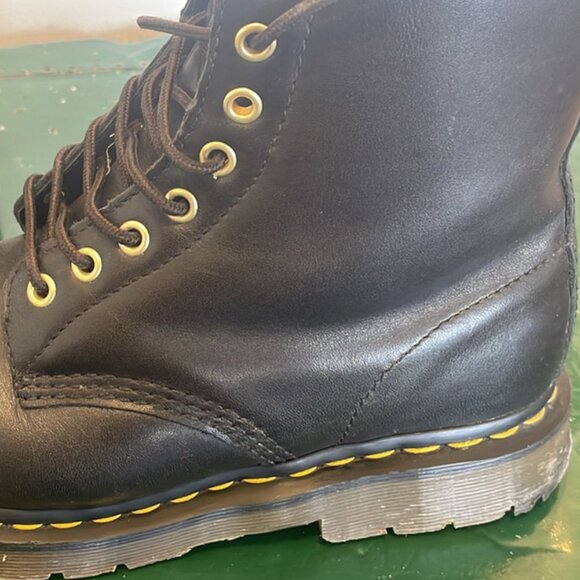 Dr Martens boots - Like NEW (Unisex) - Picture 2 of 6